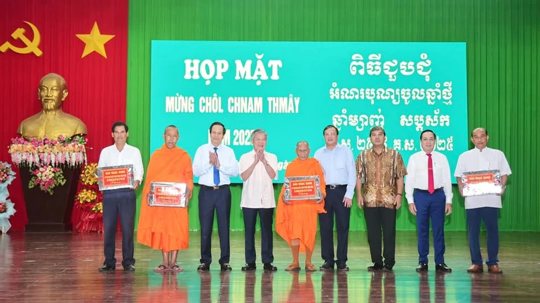 Lãnh đạo Bộ Dân tộc và Tôn giáo cùng lãnh đạo tỉnh Trà Vinh tặng quà 4 tập thể tiêu biểu