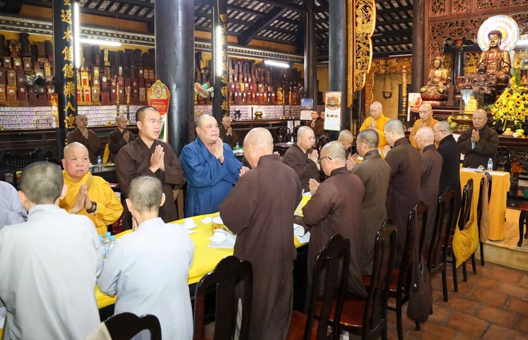 Chư tôn đức niệm Phật cầu gia hộ trước buổi họp - Ảnh: Nguyên Tài/BGN