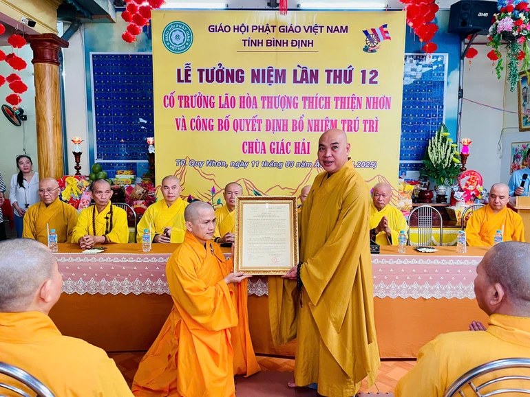 Thượng tọa Thích Nhuận Trí trao quyết định bổ nhiệm trụ trì chùa Giác Hải đến Đại đức Thích Nhuận Bảo