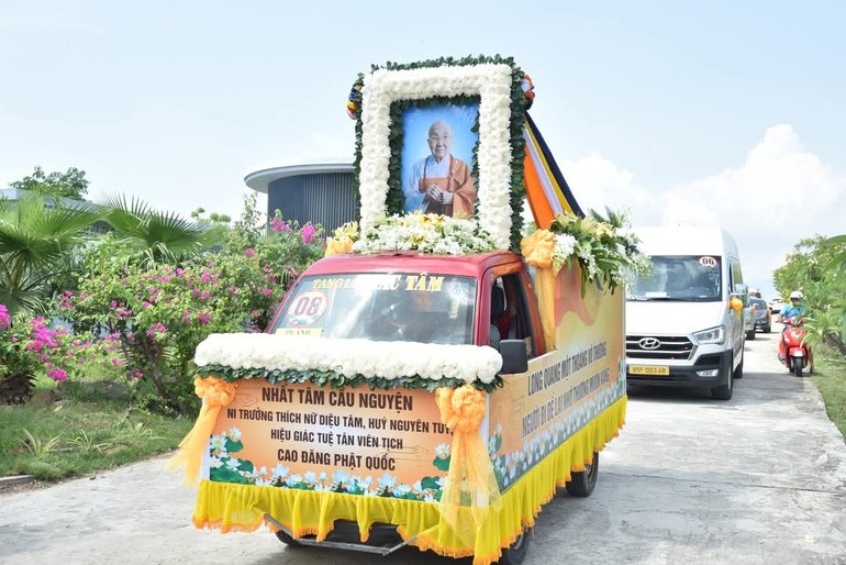 Phụng tống kim quan Ni trưởng Thích nữ Diệu Tâm đến Đài hỏa táng Yên Bình (H.Ninh Sơn, Ninh Thuận) để trà-tỳ