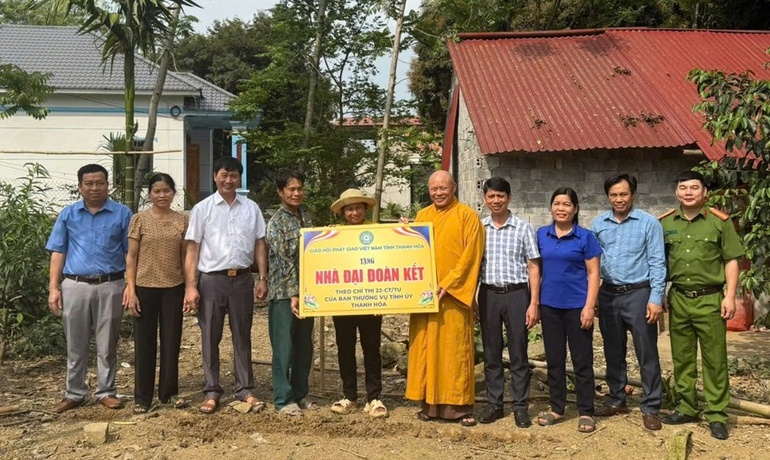 Trao bảng tượng trưng hỗ trợ kinh phí xây nhà Đại đoàn kết cho gia đình ông Nguyễn Văn Dự ngụ tại thôn Vàn Thung, xã Cẩm Thạch, H.Cẩm Thủy, Thanh Hóa