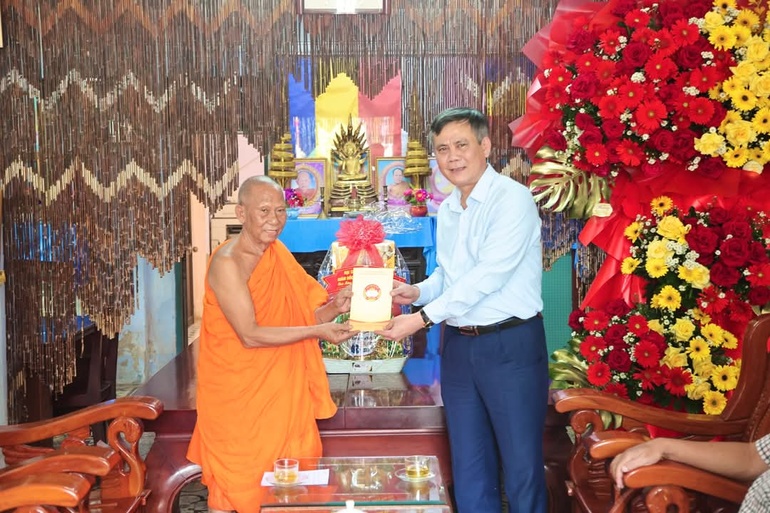 Ông Trần Thắng, Phó Bí thư Đảng ủy MTTQVN tặng quà chúc mừng Tết cổ truyền Chôl Chnăm Thmây đến Hòa thượng Thạch Sok Xane, Chủ tịch Hội Đoàn kết sư sãi yêu nước tỉnh Trà Vinh