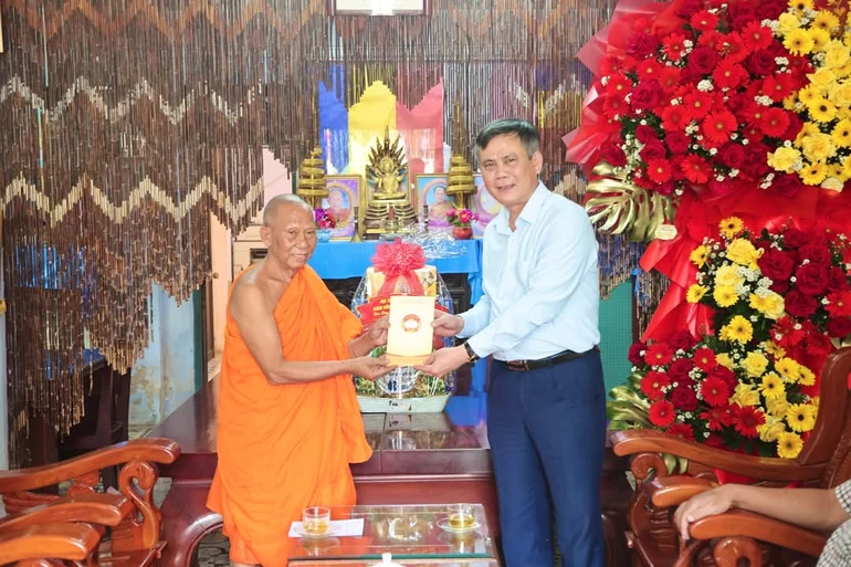 Ông Trần Thắng, Phó Bí thư Đảng ủy MTTQVN tặng quà chúc mừng Tết cổ truyền Chôl Chnăm Thmây đến Hòa thượng Thạch Sok Xane, Chủ tịch Hội Đoàn kết sư sãi yêu nước tỉnh Trà Vinh