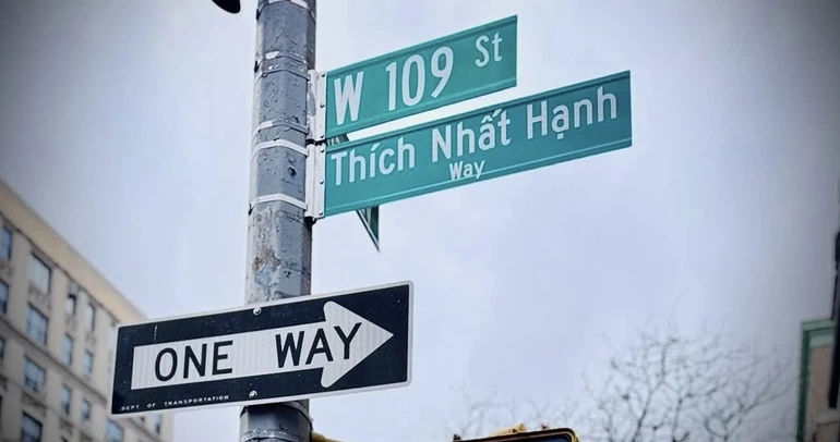 Thành phố New York chính thức làm lễ đặt tên một đoạn đường trên phố West 109th Street (giữa Riverside và Broadway) là “Thích Nhất Hạnh Way”