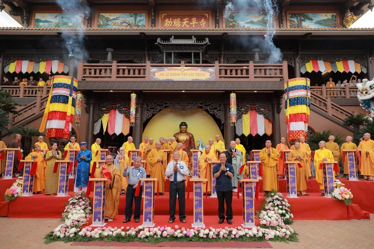 Chư tôn giáo phẩm, đại biểu cắt băng khánh thành trước chánh điện tổ đình Sắc tứ Thiên Bình - Ảnh: Phùng Anh Quốc