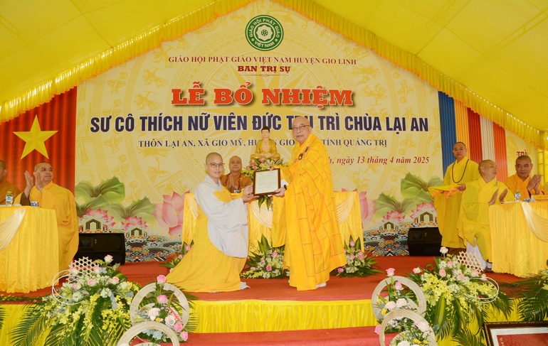 Hòa thượng Thích Thiện Tấn trao quyết định bổ nhiệm trụ trì chùa Lại An đến Sư cô Thích nữ Viên Đức
