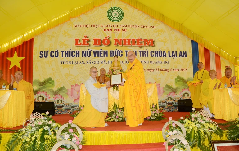 Hòa thượng Thích Thiện Tấn trao quyết định bổ nhiệm trụ trì chùa Lại An đến Sư cô Thích nữ Viên Đức