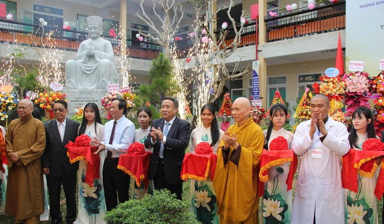 Cắt băng khai trương Phòng khám Đa khoa Thiện Lành