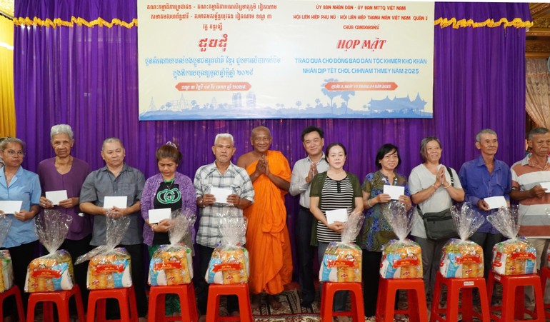 Hòa thượng Danh Lung, trụ trì chùa Candaransi; ông Huỳnh Gia Giang, Chủ tịch UBMTTQVN Q.3 trao quà đến bà con Khmer