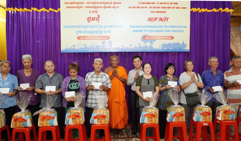 Hòa thượng Danh Lung, trụ trì chùa Candaransi; ông Huỳnh Gia Giang, Chủ tịch UBMTTQVN Q.3 trao quà đến bà con Khmer