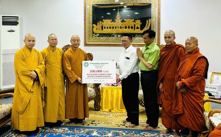 Đoàn GHPGVN trao 100.000 USD đến đại diện Giáo hội Tăng-già và chính quyền tỉnh Mandalay (Myanmar)