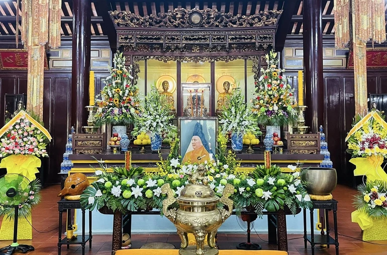 Di ảnh Đại lão Hòa thượng Thích Đôn Hậu được tôn trí tại chánh điện Quốc tự Thiên Mụ