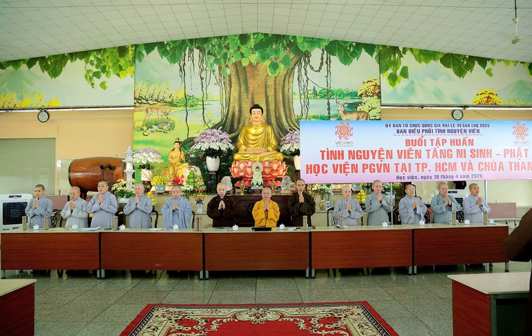 Niệm Phật cầu gia hộ trước khi bắt đầu buổi tập huấn