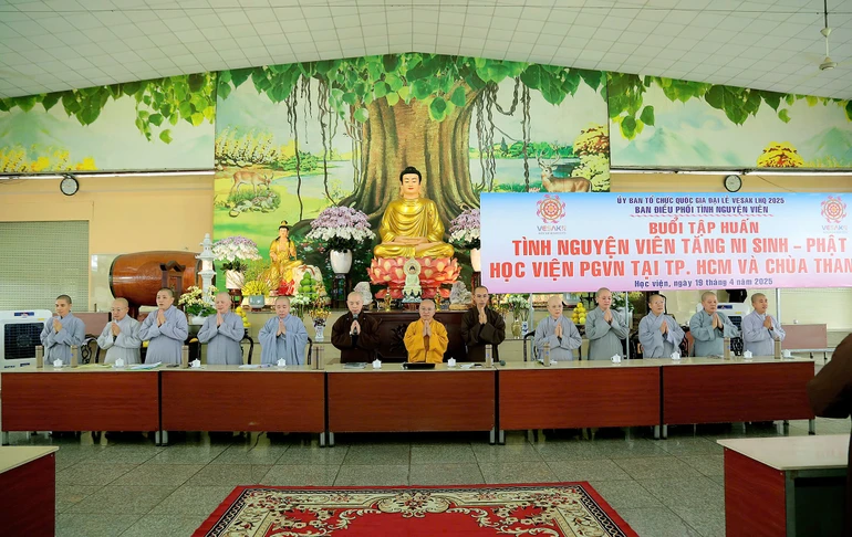 Niệm Phật cầu gia hộ trước khi bắt đầu buổi tập huấn