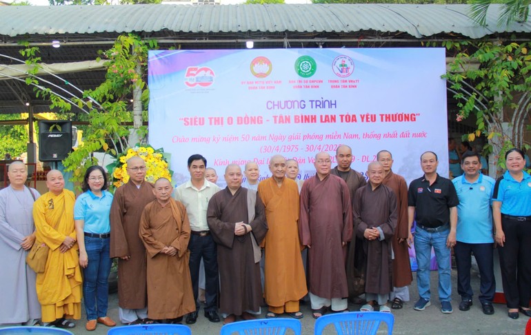 Chư tôn đức Tăng Ni, đại biểu trong buổi lễ khai mạc "Phiên chợ 0 đồng - Tân Bình Lan tỏa yêu thương" sáng nay, 19-4