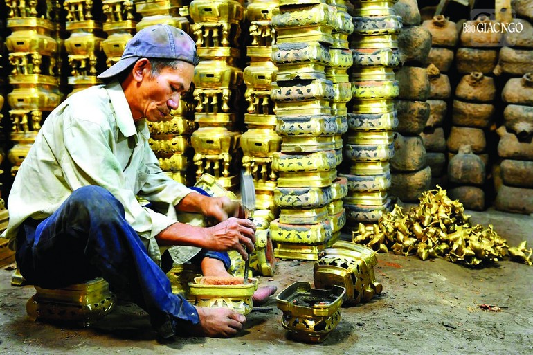 Nghệ nhân Trương Văn Thương, sinh năm 1964 có trên 30 năm theo nghề làm lư đồng truyền thống An Hội. Với anh, nghề làm lư đồng như là chuyên nghiệp, gắn bó với cuộc sống mưu sinh và là nghề anh tâm huyết - Ảnh Trần Thế Phong/BGN
