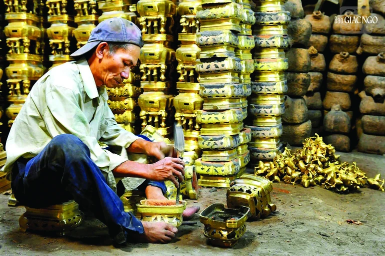 Nghệ nhân Trương Văn Thương, sinh năm 1964 có trên 30 năm theo nghề làm lư đồng truyền thống An Hội. Với anh, nghề làm lư đồng như là chuyên nghiệp, gắn bó với cuộc sống mưu sinh và là nghề anh tâm huyết - Ảnh Trần Thế Phong/BGN