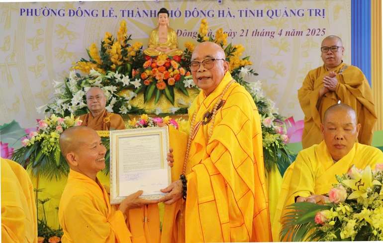 Hòa thượng Thích Thiện Tấn trao quyết định bổ nhiệm trụ trì chùa Vân An đến Thượng tọa Thích Từ Quảng