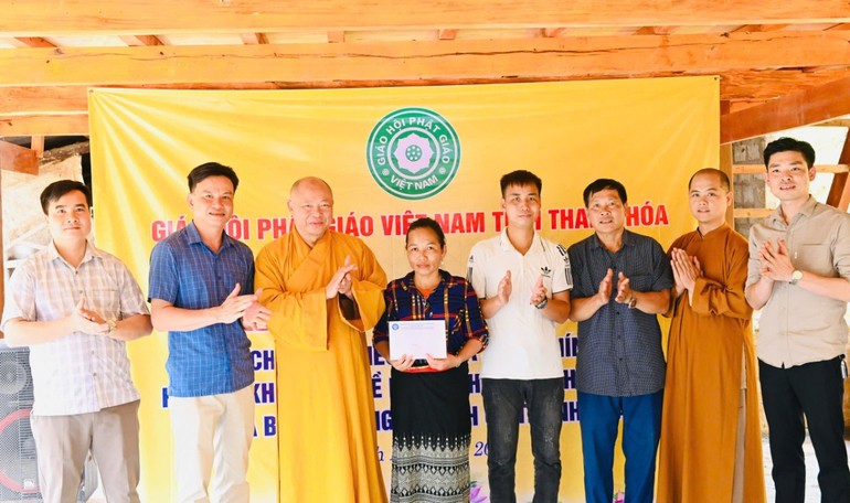 Lễ bàn giao nhà Đại đoàn kết đến hộ bà Hà Thị Kệt (khu phố Chiên Pục, H.Mường Lát, Thanh Hóa)