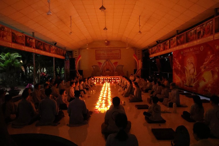 Phật tử về chùa Ân Thọ (TP.Tân An, Long An) tham dự Đêm thiền trà, tọa đàm Phật pháp