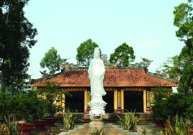 Mặt tiền chùa Cả Cát nhìn từ bến sông