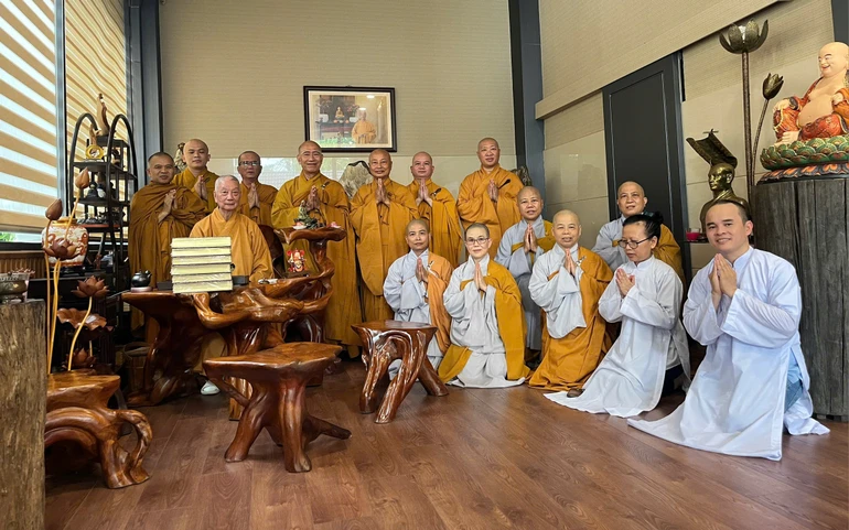 Ban Quản trị Viện Nghiên cứu Phật học VN và Trung tâm Dịch thuật Hán Nôm Huệ Quang cúng dường bộ kinh Bản duyên lên Đức Pháp chủ GHPGVN