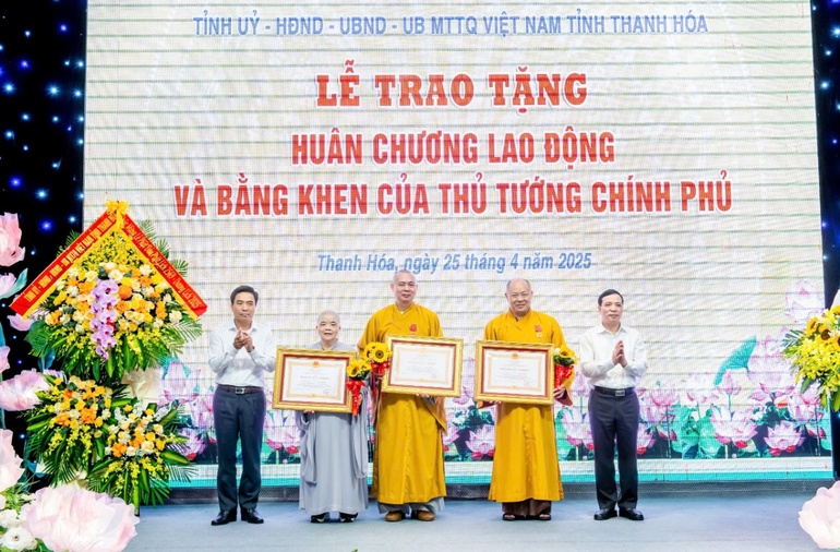 Trao Bằng khen của Thủ tướng Chính phủ đến chư tôn đức Tăng Ni