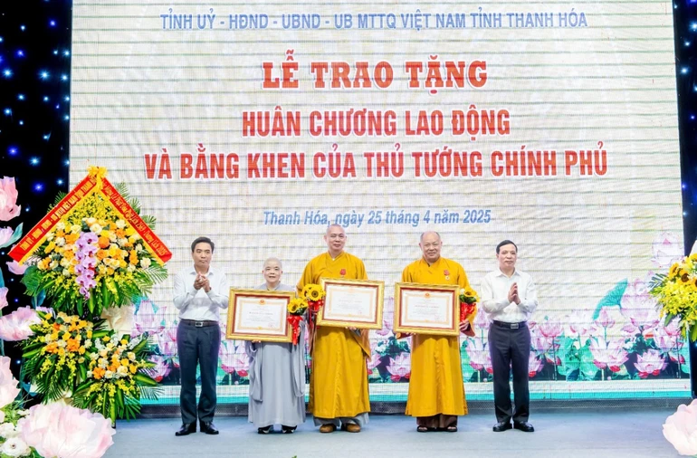 Trao Bằng khen của Thủ tướng Chính phủ đến chư tôn đức Tăng Ni