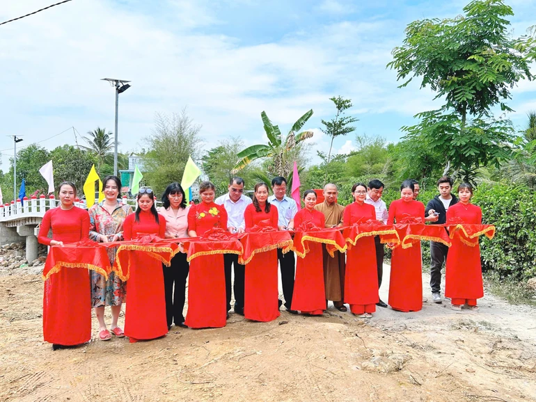 Cắt băng khánh thành cầu dân sinh Giác Quang 2, tại tổ 4, ấp 4, xã Thanh Sơn, H.Định Quán, Đồng Nai