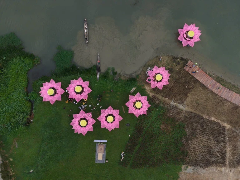 Hạ thủy 7 hoa sen trên dòng Hương giang kính mừng Đại lễ Phật đản Phật lịch 2569