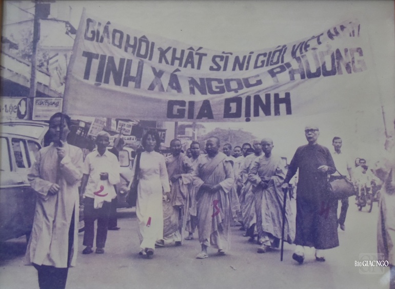 Ni trưởng Huỳnh Liên tham gia xuống đường đấu tranh - Ảnh: Quảng Đạo/BGN