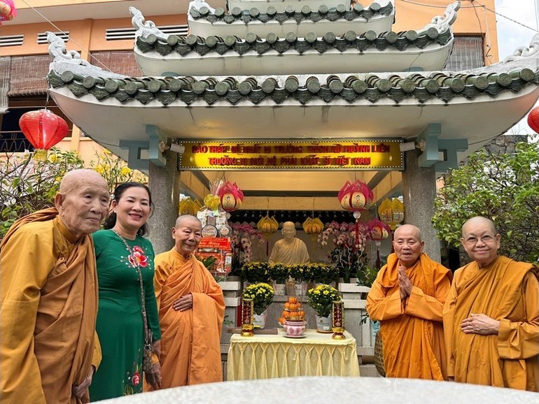 Trước bảo tháp Ni trưởng Huỳnh Liên trong khuôn viên tịnh xá Ngọc Phương (Q.Gò Vấp, TP.HCM)