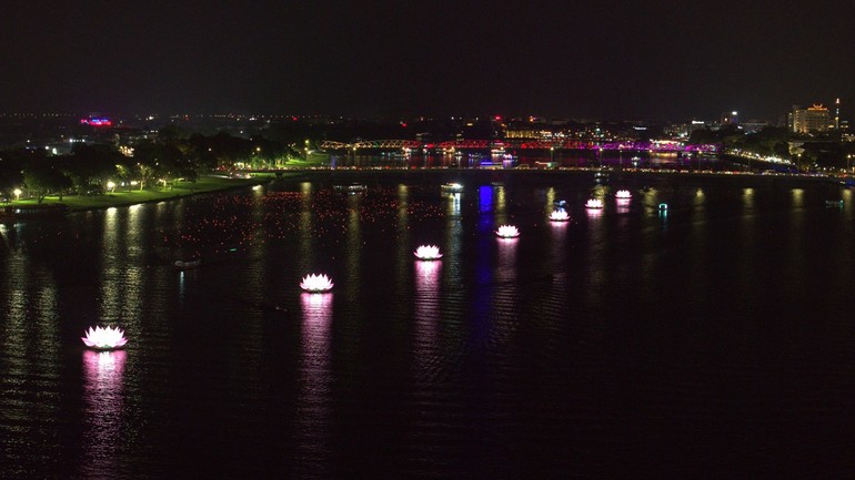 7 hoa sen được thắp sáng trên sông Hương báo hiệu mùa Phật đản đã về