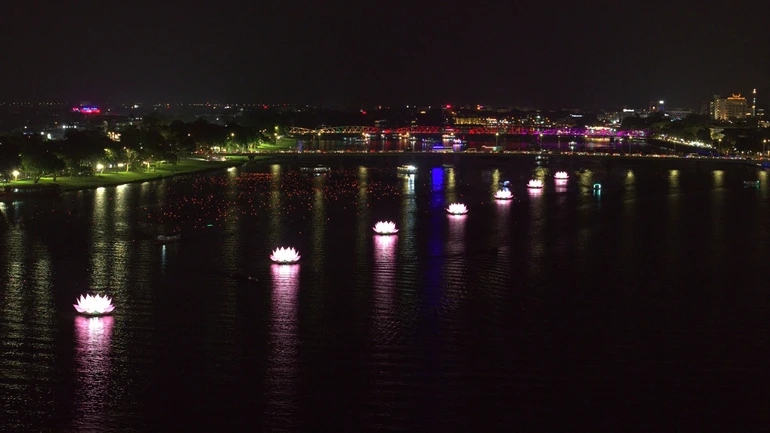 7 hoa sen được thắp sáng trên sông Hương báo hiệu mùa Phật đản đã về