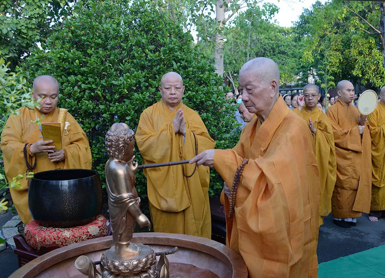 Đại lão Hòa thượng phương trượng chùa Huê Nghiêm cử hành nghi thức Tắm Phật truyền thống - Ảnh: Bảo Toàn/BGN