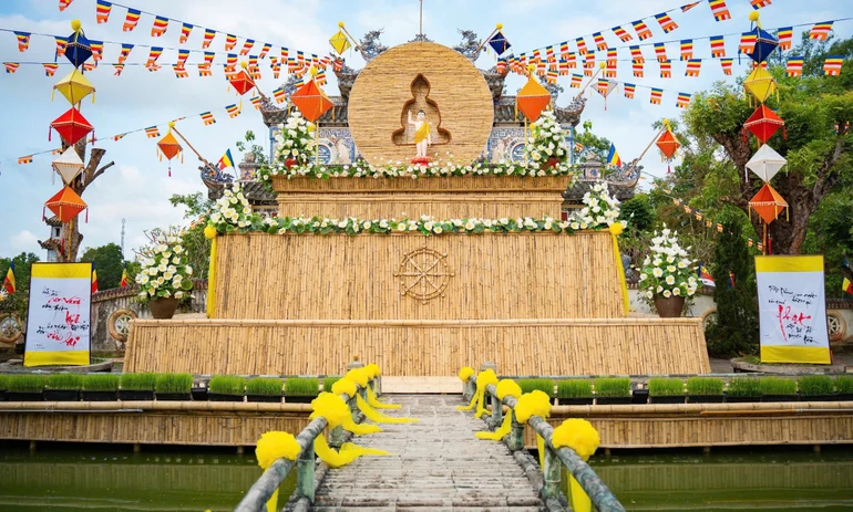 Kỳ đài Phật đản bằng tre do Ban Trị sự GHPGVN H.Triệu Phong chủ trương thực hiện 