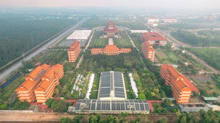 Các công trình kiến trúc nổi bật giữa không gian xanh mát, yên bình - Ảnh: Phùng Anh Quốc