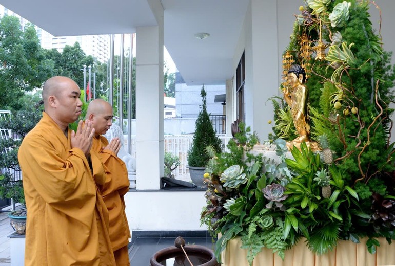 Chư tôn đức dâng trầm cúng dường, đồng tụng bài kệ Tắm Phật