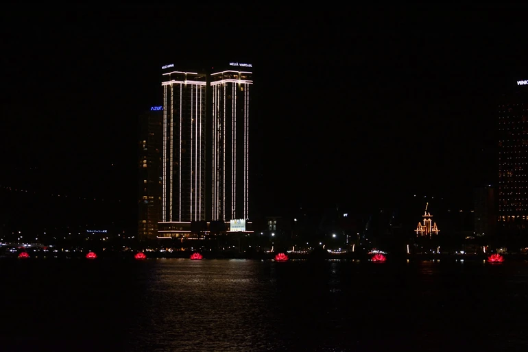 7 đóa sen hồng được thắp sáng trên sông Hàn, tối mùng 8-4 ÂL