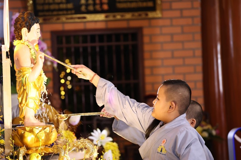 Lễ Tắm Phật truyền thống tại chùa Thiên Quang