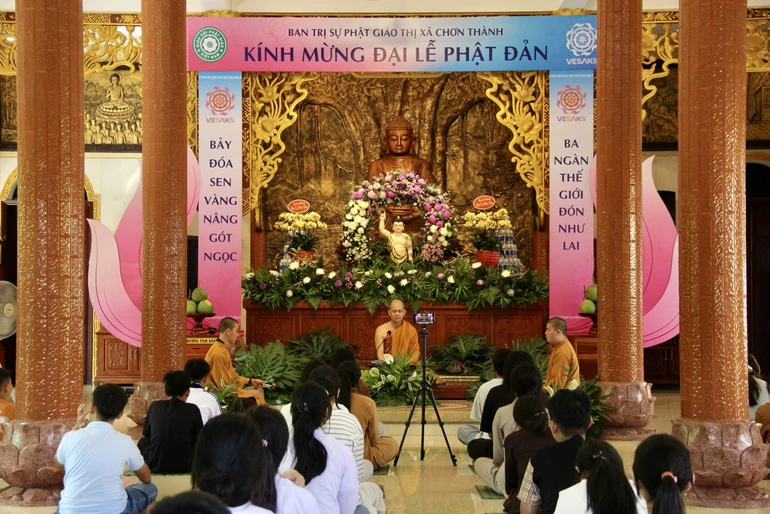 Thượng tọa Thích Giác Nhuận chia sẻ Phật pháp với các em học sinh tại khóa tu