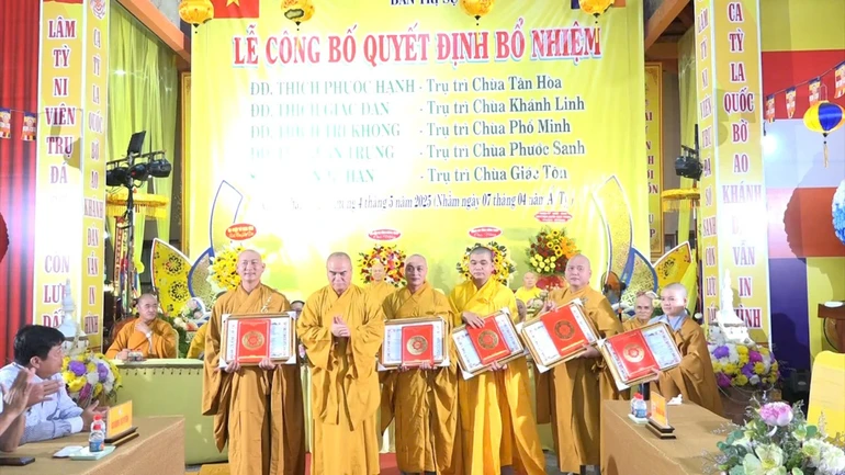 Thượng tọa Thích Tĩnh Triệt trao quyết định bổ nhiệm trụ trì các tự viện trên địa bàn H.Châu Thành đến chư Tăng, Ni