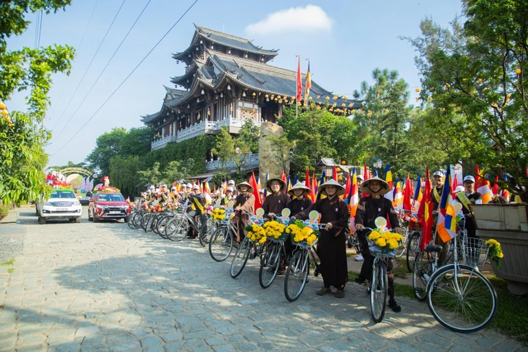 Chư Tăng tu viện Khánh An cùng hơn 100 tình nguyện viên tham gia diễu hành xe đạp kính mừng ngày Đức Phật đản sinh