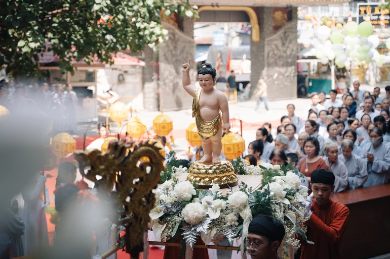 Cung rước bảo tướng sơ sanh của Đức Phật