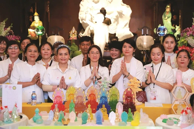 Đạo tràng Tâm Như Hạnh bên các tượng Phật cúng dường Đại lễ Vesak - Ảnh: Trung Thắng
