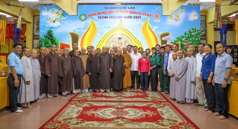 Lưu niệm tại buổi họp mặt - Ảnh: Nguyên Tài/BGN