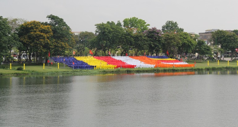 Cờ Phật giáo trên bờ sông Hương với diện tích 500 mét vuông