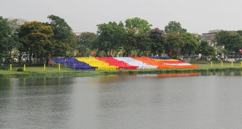 Cờ Phật giáo trên bờ sông Hương với diện tích 500 mét vuông