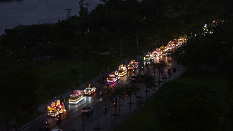 Đoàn xe 32 chiếc theo thứ tự diễu hành qua các trục đường bờ Bắc sông Hương