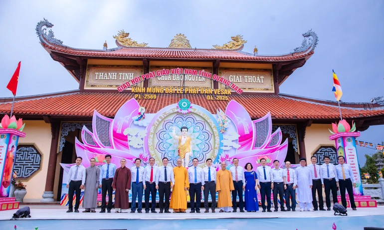 Lưu niệm tại Lễ đài Phật đản của Ban Trị sự GHPGVN tỉnh Quảng Nam được thiết trí tại chùa Đạo Nguyên